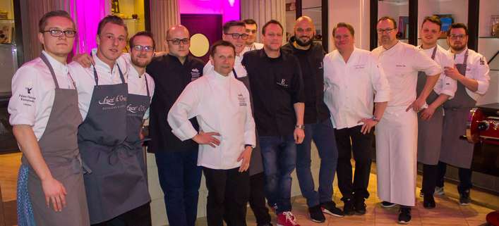 Das Küchenteam des EDVARD Gourmet Festivals  mit den Michelin Stern Köchen Hendrik Otto (3.v.r.), Christoph Rainer (4.v.r.), Moses Ceylan (5.v.r.), Sebastian Zier (6.v.r.), Norman Etzold (8.v.r.) und Ulrich Heimann (9.v.r.)