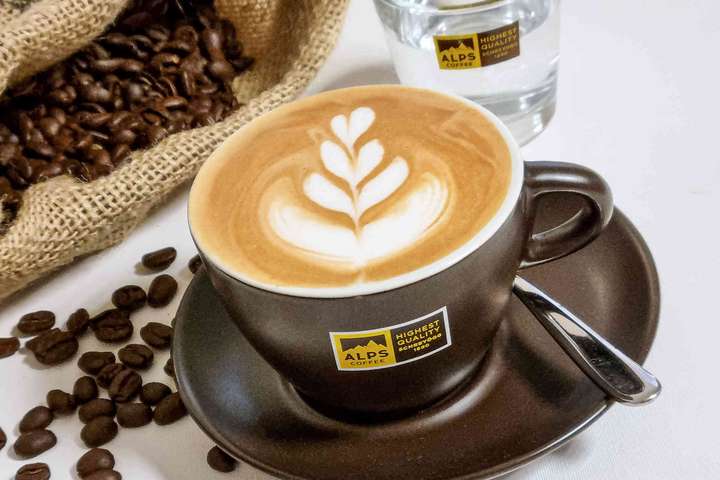 Aus den edlen Mischungen von Alps Coffee entsteht aromatischer Kaffee.