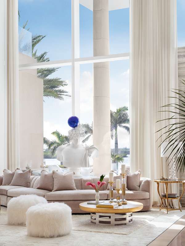 Glamourös Im Wohnzimmer lugt eine Skulptur von Jeff Koons hinter einem Sofa von Den Mobler aus den 1980ern hervor, das mit Seide von Jim Thompson bezogen ist. 