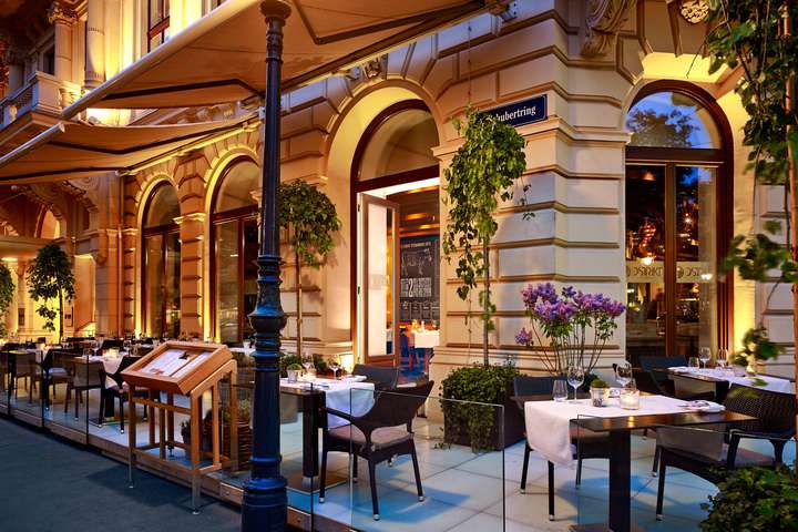 Im »Dstrikt Steakhouse« im Ritz-Carlton in Wien achtet man darauf, die Pommes nach der neuen EU-Regelung hell zu backen.