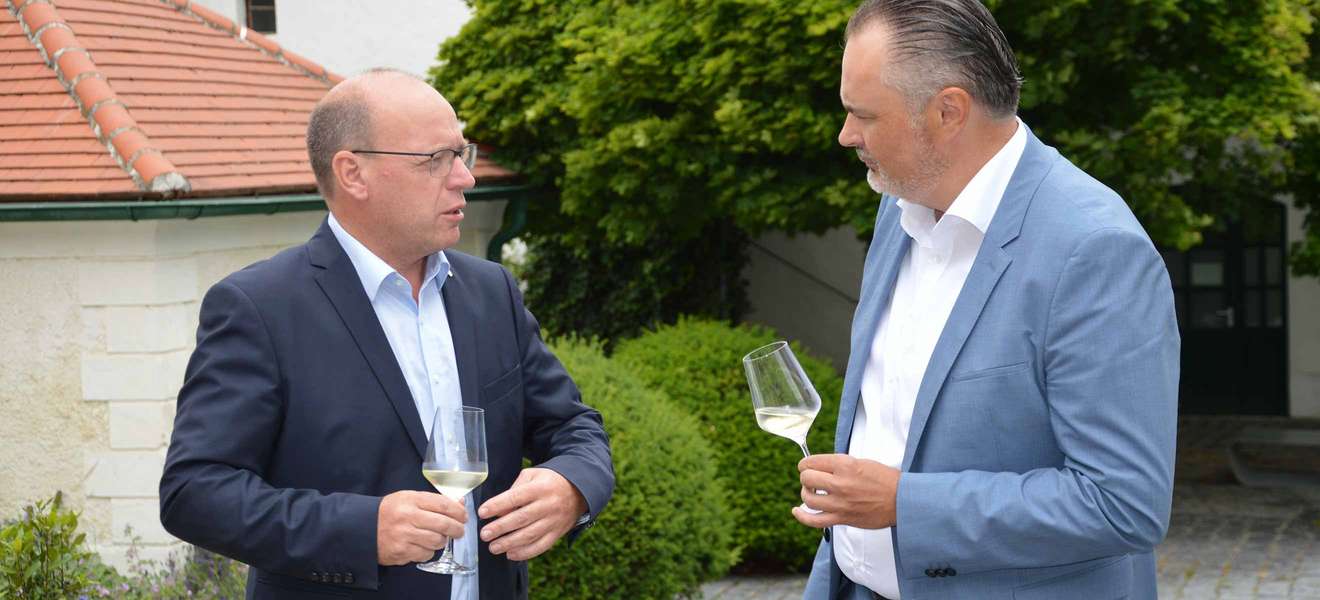 Andreas Liegenfeld, Präsident des burgenländischen Weinbauverbandes und Hans-Peter Doskozil, Landeshauptmann Burgenland.