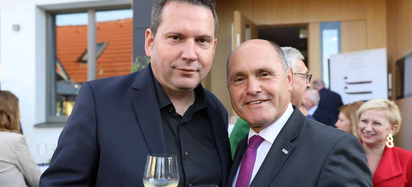 Winzer des Jahres Anton Bauer mit Innenminister Wolfgang Sobotka.