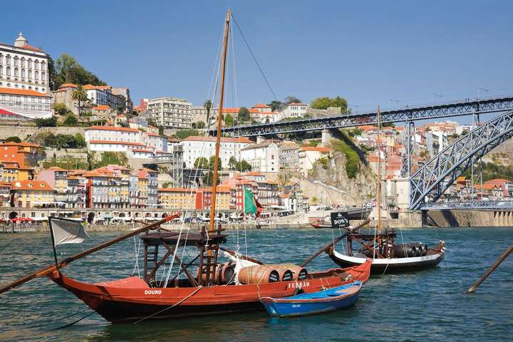 Fässer an Bord: Die sogenannten Rabelo-Boote transportieren die Traubenaus den Weinanbau­gebieten nach Porto. / © Getty Images