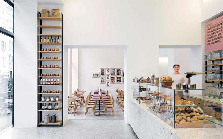 Josef Weghaupt eröffnete 2011 seine erste »Brot-Boutique« in der Wiener Naglergasse. Heute betreibt er mehrere Filialen und Lokale mit exzellenten Backwaren und Soul-Food.
