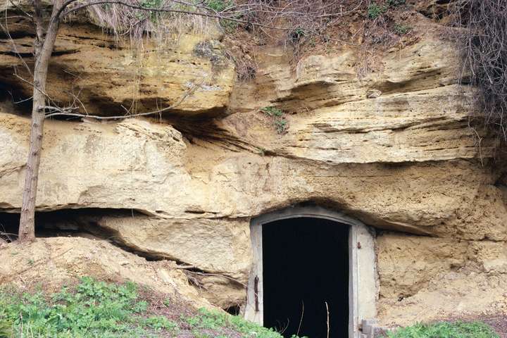 Tief in den Kalkstein  hinein wurde dieser Keller gebaut.