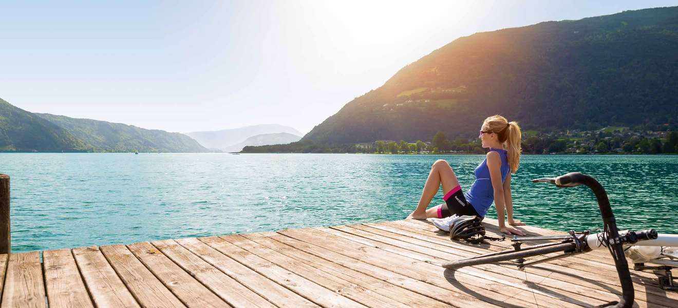 Der Ossiacher See lockt Sonnenanbeter, Wassersportler und Radfahrer an seine Gestade.