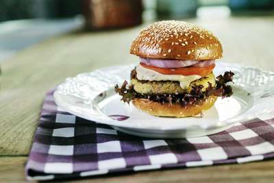 Falafel, Tahini-Sauce und marinierte Zwiebeln – die Burger im angesagten »Dish« sind kreativ gefüllt. / Foto: beigestellt