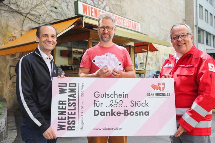 Die Betreiber Stefan Sengl und Michael Lanner übergeben 250 »Danke-Bosna« an »Das Rote Kreuz«.