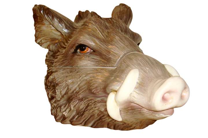 Der Wildschweinkopf aus Keramik ist ein Suppentopf. Gekauft wurde er in den 1970er-Jahren in Venedig.