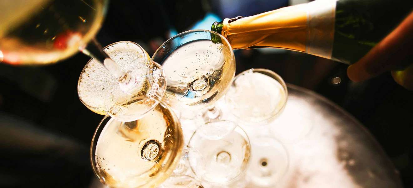 Neben facettenreichen Prestige-Cuvées suchen Kenner immer öfter perfekt gereifte Champagner.