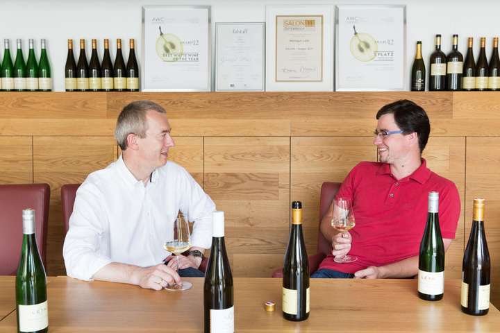 Vater Franz Leth und Franz jr. stoßen auf eine erfolgreiche Weinlese 2017 an.