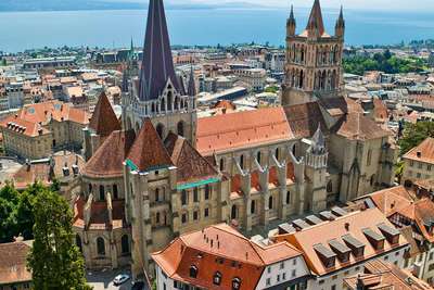 Die prachtvolle Kathedrale ist das älteste gotische Bauwerk der Schweiz. 