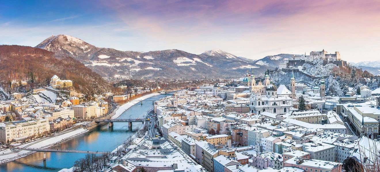 Blick auf das verschneite Salzburg