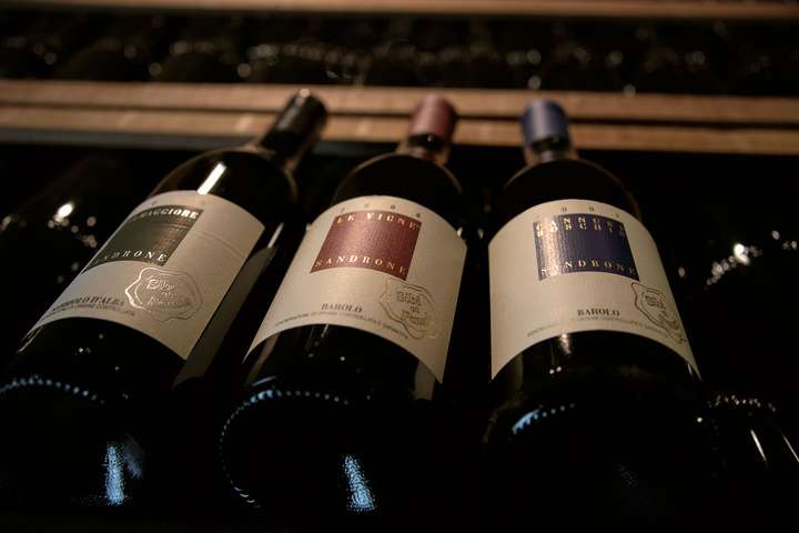 Limitierte Weine, die erst nach längerer Flaschenreife frei­gegeben werden, tragen den Stempel »Sibi et Paucis«.