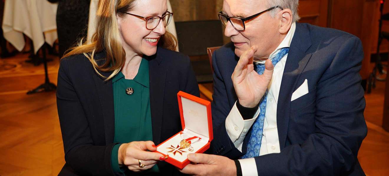 Hans Staud mit Ministerin Margarete Schramböck