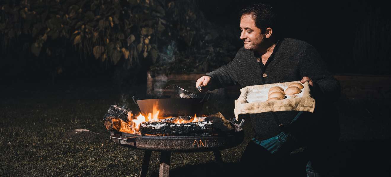 Pierre Reboul, einer der besten Bäcker des Landes, frittiert über offenem Feuer.