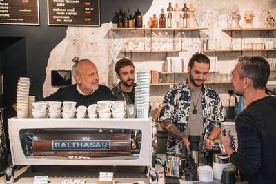  »Balthasar«: Seit Jahren eine sehr verlässliche Adresse für Top-Kaffee in Wien, sei es klassischer Espresso, Milchkaffees oder Cold Brew. Mittlerweile gibt es neben der Bar auch das »Balthasar Lab«, in dem Workshops rund ums Thema Kaffee angeboten werden.