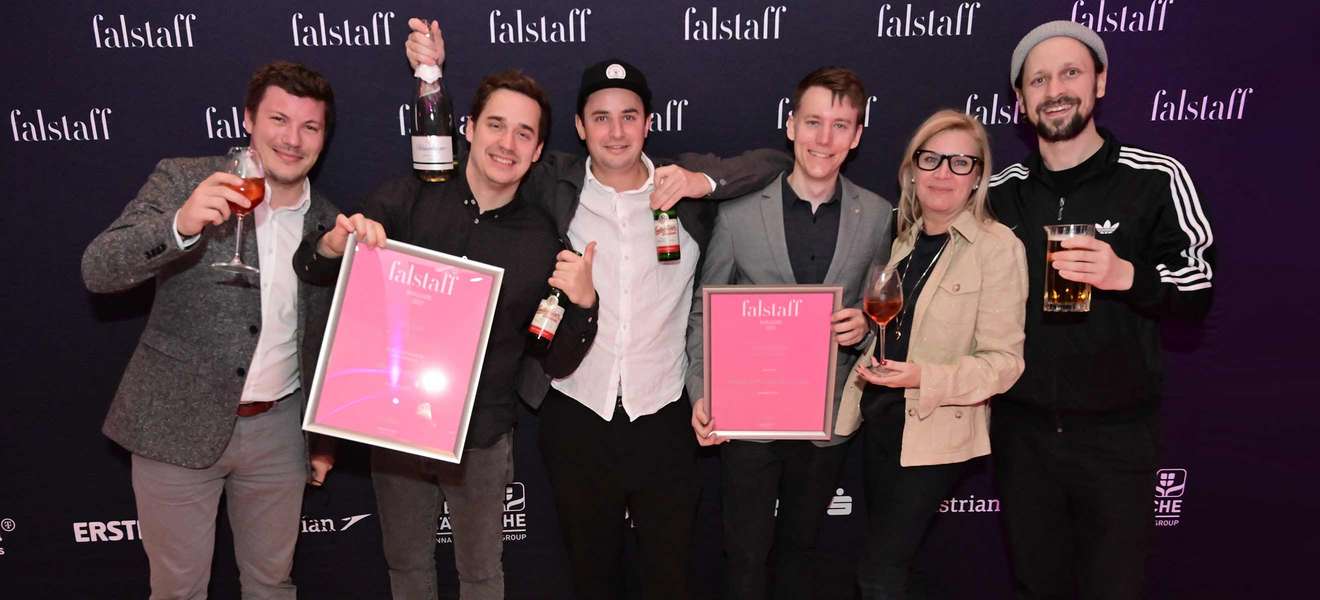 Die Falstaff Geschäftsführer Elisabeth Kamper (2.v.r.) und Ronald Tomandl (l.) mit dem »Bruder«-Team und dem Rookie Bartender des Jahres. 