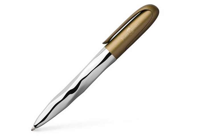 Es gibt Stifte und es gibt den edlen Drehkugelschreiber von Faber-Castell. Besonders interessant ist das wellenförmige Design des Stifts. Gesehen bei: faber-castell.at