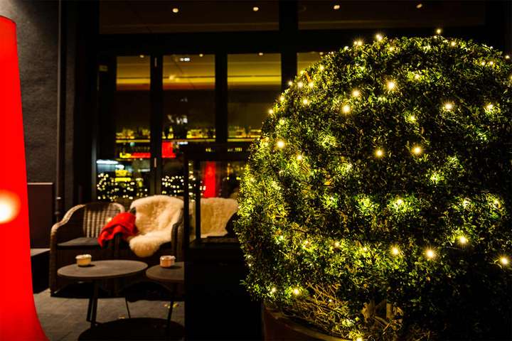 Im Hamburger Hotel »The George« kommt zur Weihnachtszeit prunkvolle Effektbeleuchtung zum Einsatz.