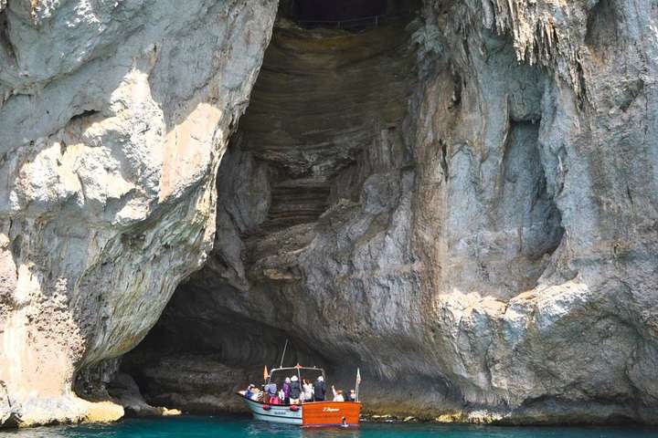 Ein Must: die Blaue Grotte auf Capri. Auf kleinen Booten kann man sie erkunden. / © Brigitte Jurczyk