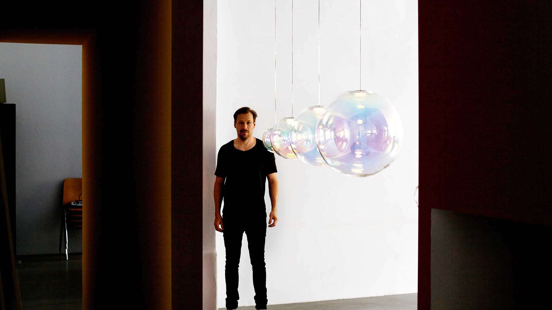 Das Glas von Sebastian Scherers Objekt »Iris« ist mit einer Spezialschicht überzogen – diese sorgt für unterschiedliche Farbwirkungen im Raum. neocraft.com​​​​​​​