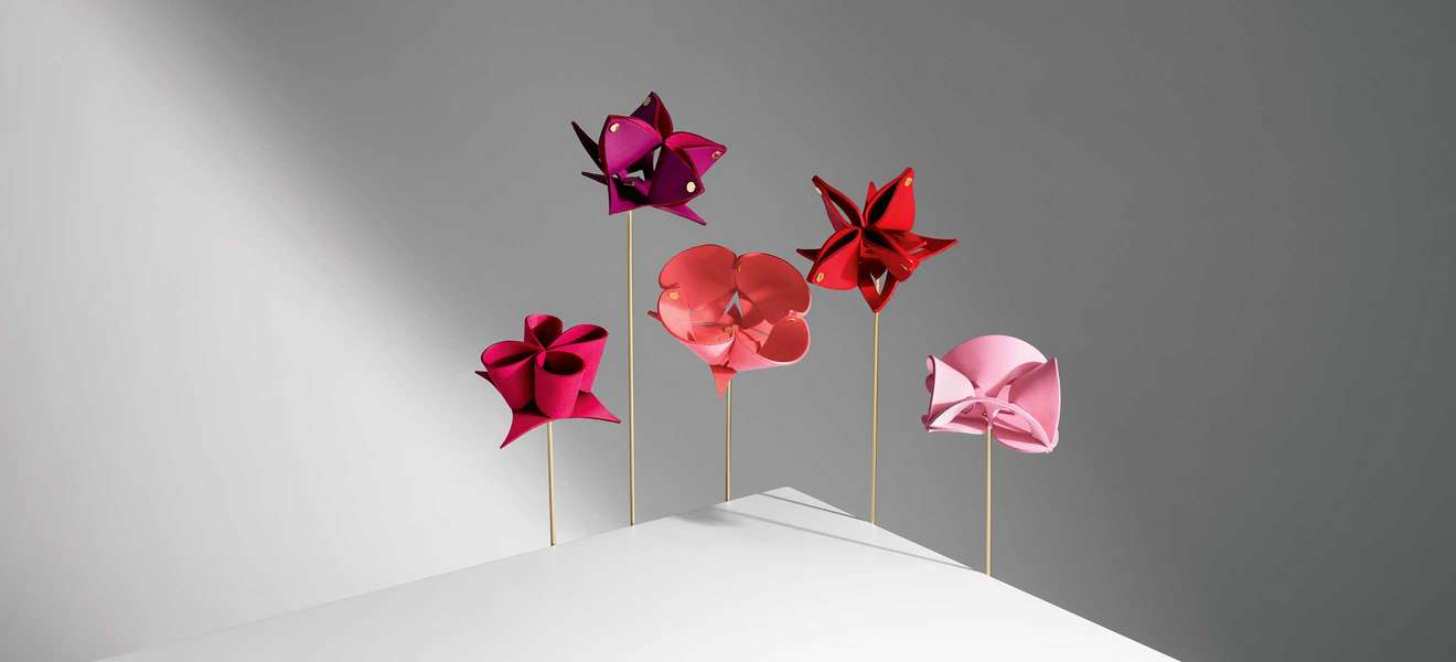 Für die erste Home-Accessoires-Serie von Louis Vuitton entwarfen die drei Schweizer vom Studio Oï elegante Lederblumen. 