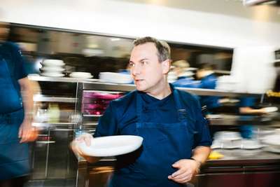 Einer der wenigen deutschen Köche, die neben ihrem Sternerestaurant noch erfolgreiche andere Konzepte betreiben: Tim Raue.