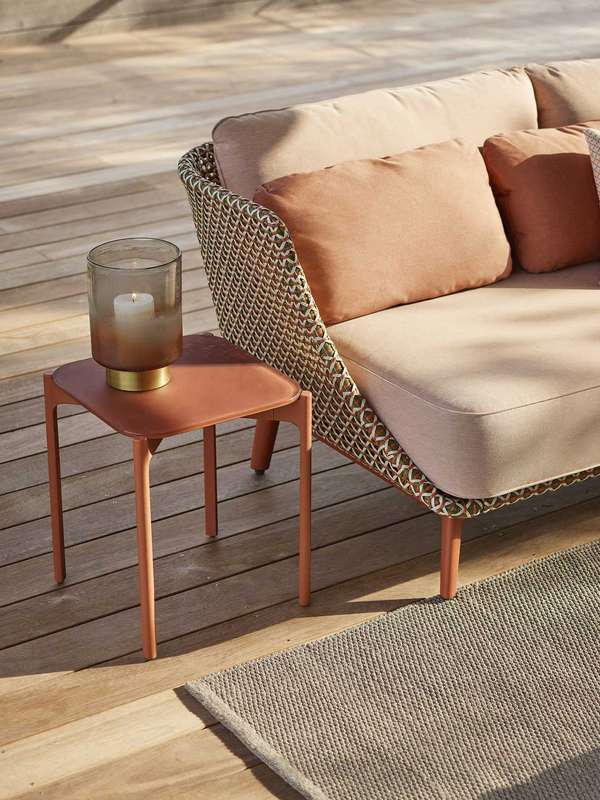 Sofa aus der Kollektion »Mbarq« für die Marke Dedon – der Look stammt von Sebastian Herkner. Charakteristisch für den deutschen Luxus-Outdoor-Hersteller: die Rückenlehne aus geflochtener wetterbeständiger Faser. dedon.de