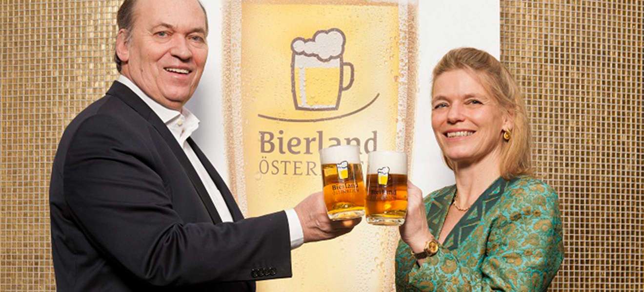 Bierland Österreich: Sigi Menz und Jutta Kaufmann-Kerschbaum stoßen auf die europaweite Führung an.