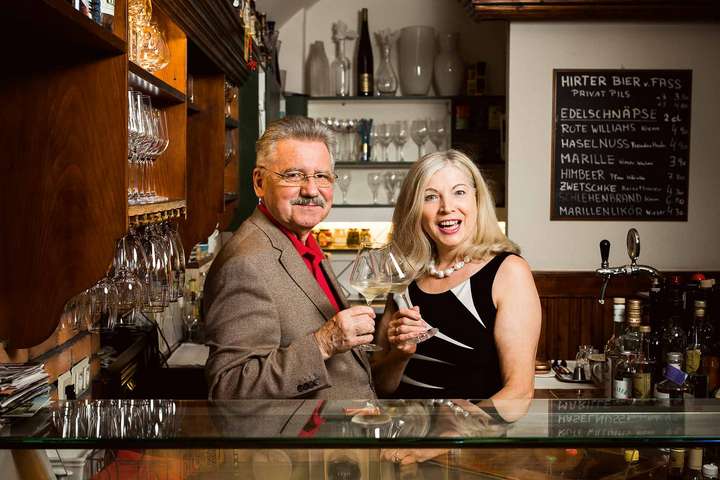 Hans und Maria Weibel in ihrer Weinbar »vis-à-vis«.