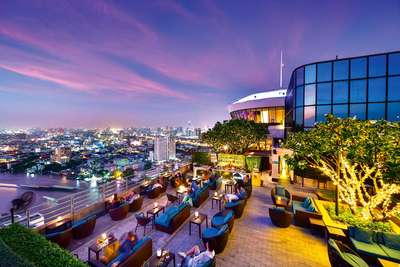 Threesixty, Millennium Hilton, Bangkok Der Name spricht für sich: Von der Terrasse des »Millennium Hilton Bangkok« hat man eine Rundum-Sicht, und das ist selbst in Bangkok, der Stadt der unzähligen Rooftop-Bars, nicht selbstverständlich. Das Konzept 