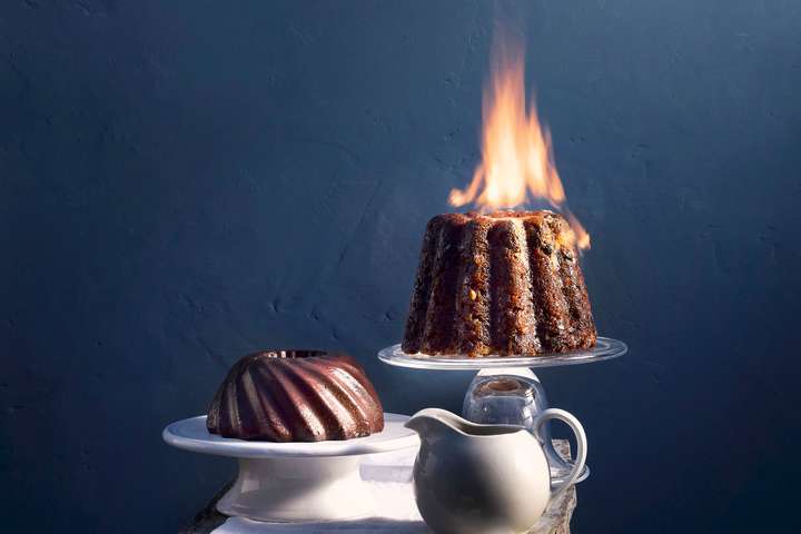 Ein »Plumpudding« oder auch »Christmas Pudding« wird oft schon Wochen vor dem Fest zubereitet und erst kurz vor dem Servieren erwärmt, flambiert und mit süßer Sauce garniert.