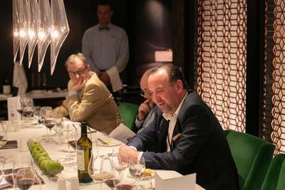 Gerhard Kracher kommentiert die Weine beim private Dinner im Vintageroom.