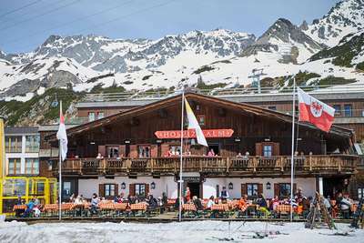 Legendär ist sie – und wohl eine der berühmtesten Skihütten der Welt. Die »Hospiz Alm« in St. Christoph mit Stefan Griessler am Herd – und mit einem wahrhaft grandiosen Weinkeller.