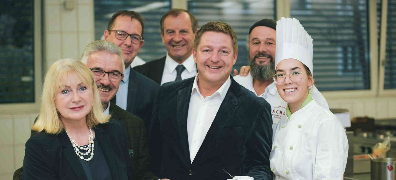 Renate Kanovsky-Wintermann, Helmut Hinterleitner (WK), Direktor Gerfried Pirker, Axel Zafoschnig, Bgm. Günther Albel, Gottfried Bachler (»Bachler«) und Emma Koch.
