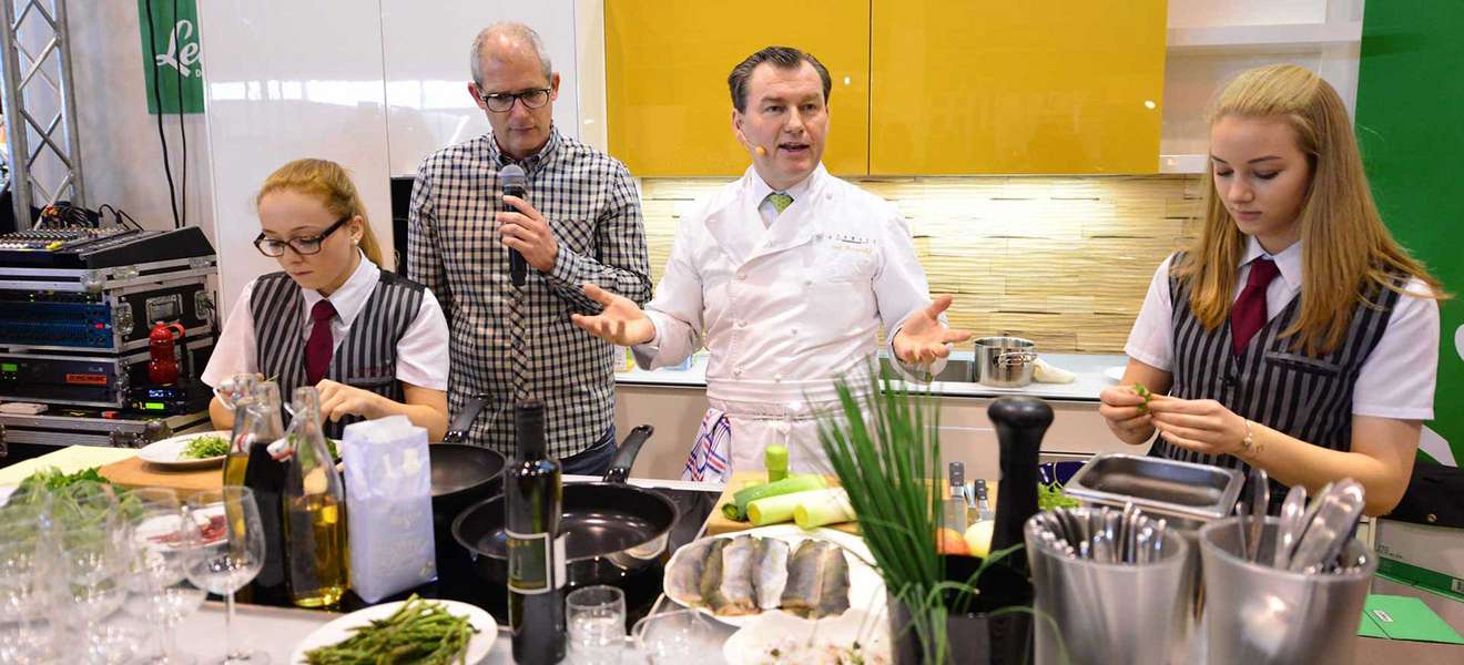 Toni Mörwald in Action: Der Koch gibt seinen Zusehern hilfreiche Tipps.