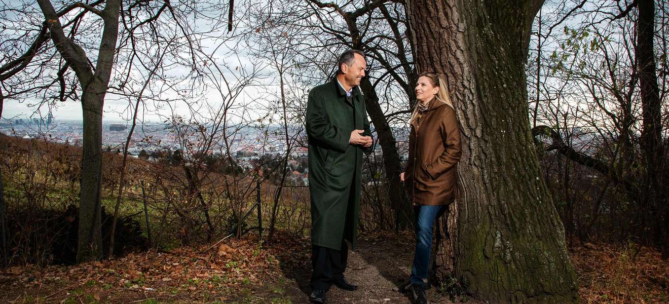 orstdirektor Andreas Januskovecz plaudert mit Christa Kummer über Waldbewohner und die Besucher aus der Stadt. 