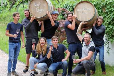 Die Magdalener Jungwinzer, die nächste Generation der vielen kleinen Winzerbetriebe am St. Magdalena-Hügel in Bozen, stehen begeistert zu ihrem Wein. 