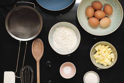 1. Zutaten: Für den Brandteig einen Viertelliter Wasser, Butter, 150 g Mehl und, je nach Größe, 5 bis 6 Eier sowie ein wenig Salz und Zucker vorbereiten.