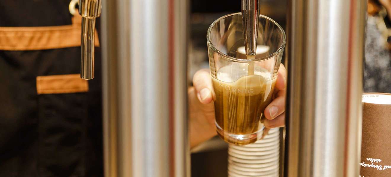 Kaffee aus der Zapfanlage, auch bekannt als Nitro Cold Brew. 