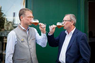 Kreieren seit neun Jahren gemeinsam das Waldbier: Axel Kiesbye und Rudolf Freidhager.