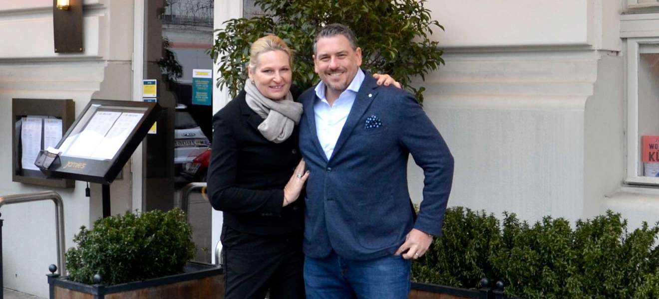 Gabriele und Robert Huth vor ihrem neuen Restaurant.