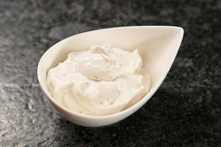 Joghurt mit Öl, Salz und Pfeffer vermengen.