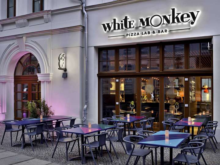 Der weiße Affe lässt sich überall im  »White Monkey« finden.