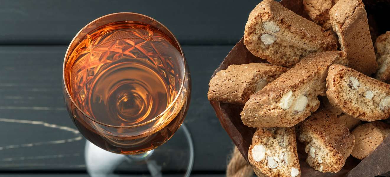 Italian sweet wine with Cantucci biscuits