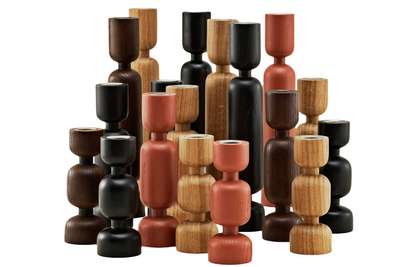 Die Kerzenhalter »Lumberjack« stammen aus einer großen Familie. Entworfen hat sie Simon Legald für Normann Copenhagen. Gedrechselt sind sie aus einem einzigen Stück Eichenholz. normann-copenhagen.com