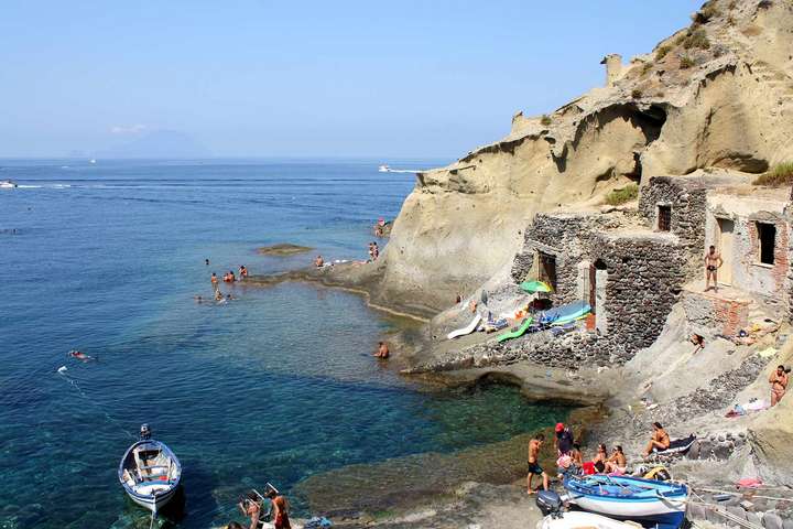 Die kleine Insel Salina vor Sizilien lockt neben Kulinarik mit bezaubernden Badebuchten.