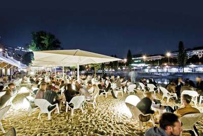 Im Sommer locken die lauen Abende am Donaukanal, wie etwa im »Tel Aviv Beach«. / © Claudio Farkasch