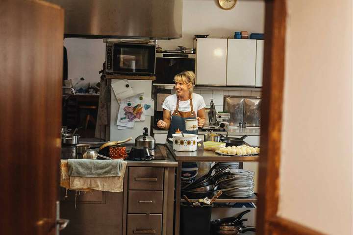 Lisa Schauflinger war in Toprestaurants, bevor sie die Küche des Wirtshauses übernahm – und seitdem alles genauso macht, wie es immer schon war. Oder fast.